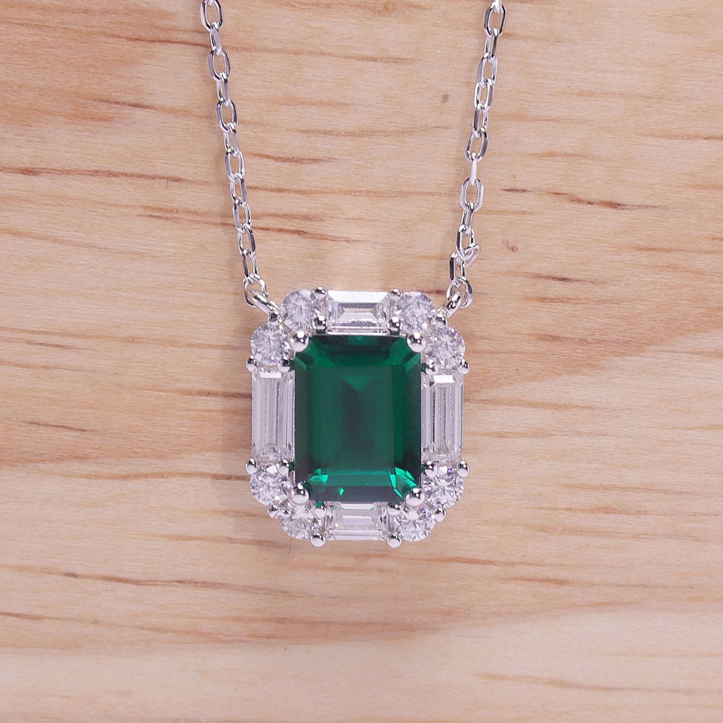 Artistic retro style cultivated emerald square diamond pendant, S925 pure silver plated with 18k gold material Nurture Grandmother Emerald 2ct