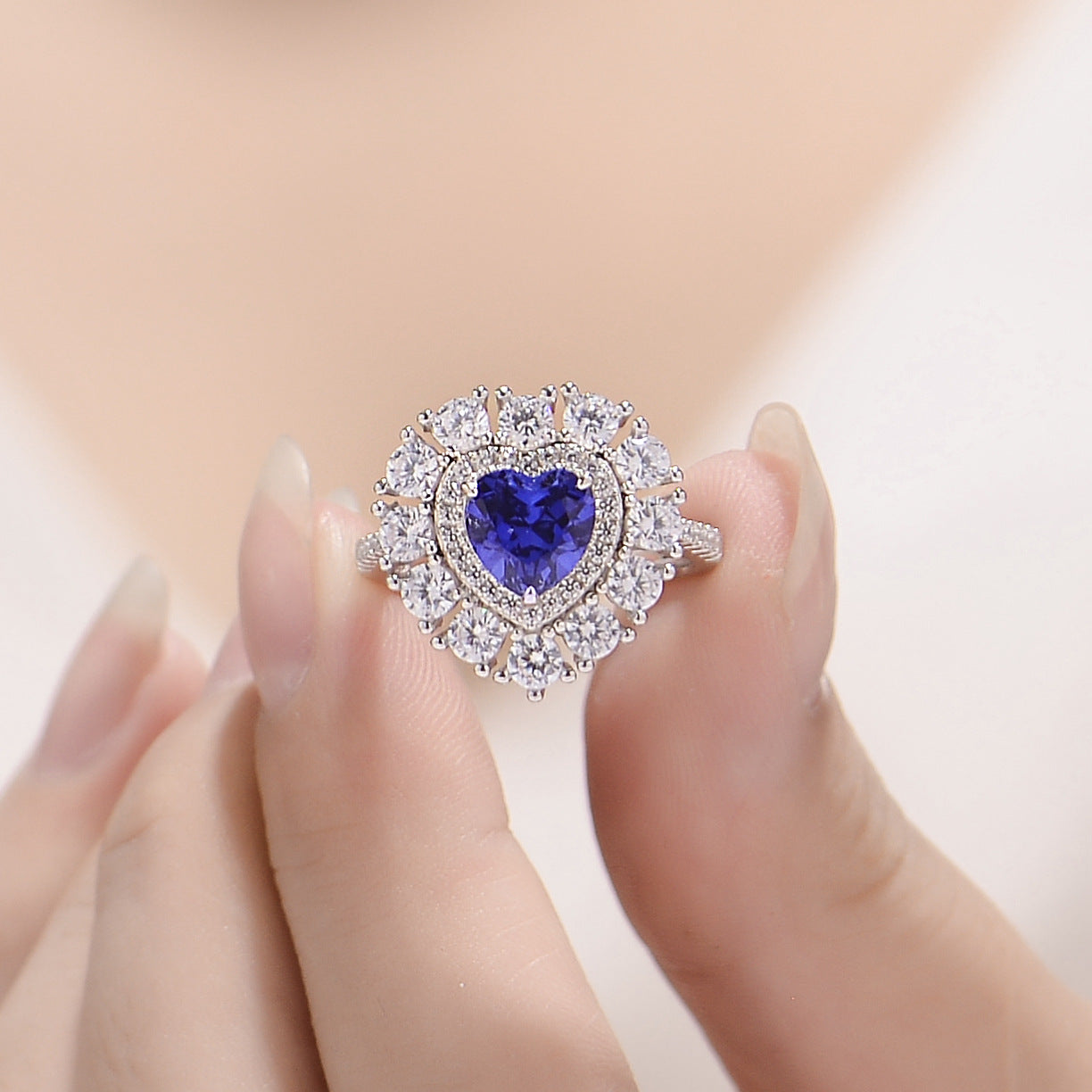 Laboratory grade cultivated sapphire royal blue heart-shaped 7 * 7mm high-end jewelry ring